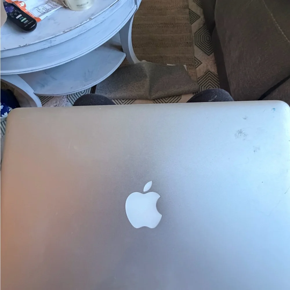 Apple MacBook in Sleek Silver with charger